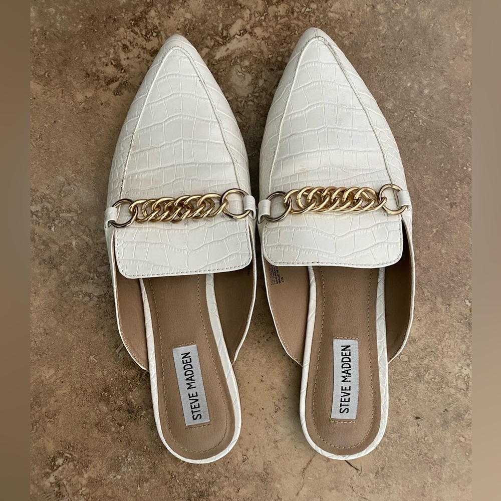 Steve Madden White Mule with Gold Chain Accent. Size 9.5